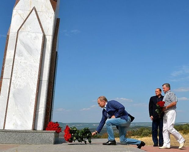 В.Путин и С.Берлускони возлагают цветы к мемориалу солдатам Сардинского королевства, 11.09.2015 ­